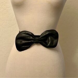 Leather Bow Belt Black Vintage 80s 90s Brass Buckle M 26 to 29